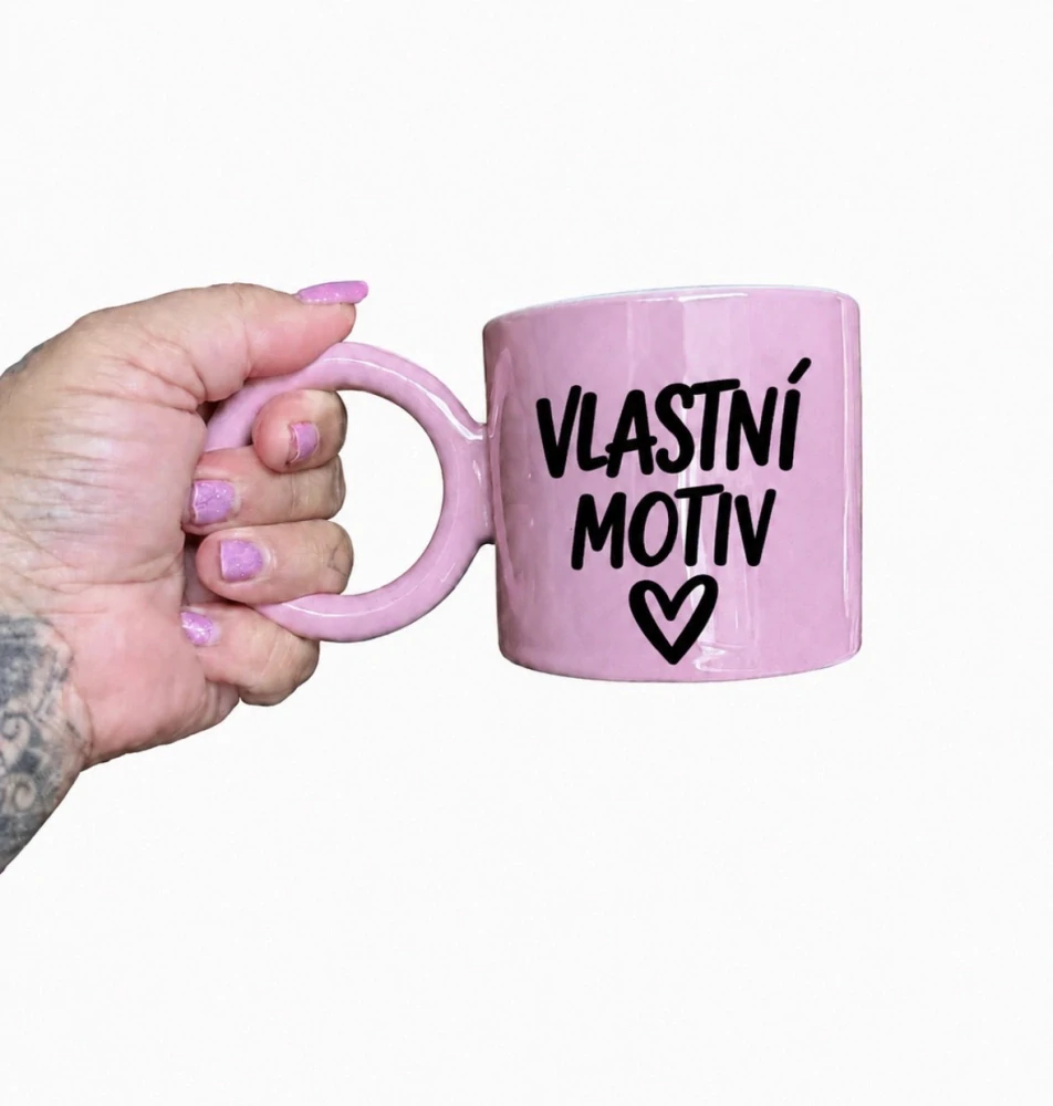 Malý růžový hrnek s vlastním motivem