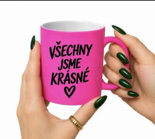 Růžový keramický hrnek s autorským motivem VŠECHNY JSME KRÁSNÉ