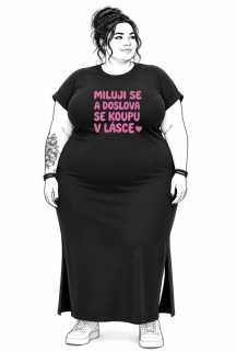 Plus size černé dlouhé dámské šaty s autorským motivem Miluji se a doslova se koupu v lásce