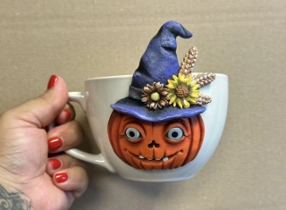 3D hrnek Halloweenská dýně s čarodějnickým kloboukem – ručně tvořený 🎃🧙♀️