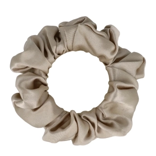 LOVESILK béžová hedvábná SCRUNCHIE gumička do vlasů – 100% morušové hedvábí 🤎
