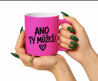 Růžový keramický hrnek s autorským motivem ANO, TY MŮŽEŠ!
