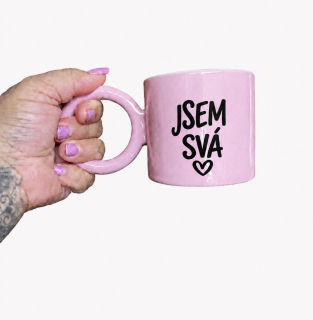 Malý růžový hrnek s autorským motivem JSEM SVÁ