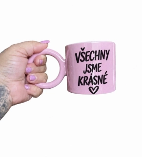 Malý růžový hrnek s autorským motivem VŠECHNY JSME KRÁSNÉ
